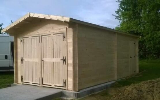 Garage VEG24 en bois de 24m² en madriers massifs de 42mm avec sa couverture toiture en feutre bitumé