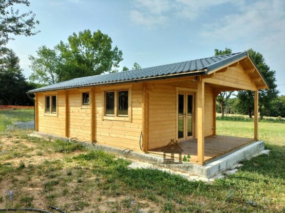 Chalet en Bois/Chalet gîte « Liorac » réalisé sur mesure de 49m² avec sa terrasse couverte de 8.5m² fabriqué épicéa de 68mm