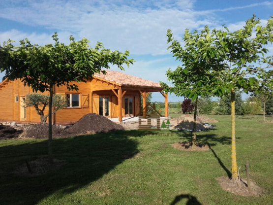 Chalet en Bois/Maison « Martial » sur mesure de 95m² habitable fabriquée en épicéa de 44/100/44mm + sa terrasse couverte