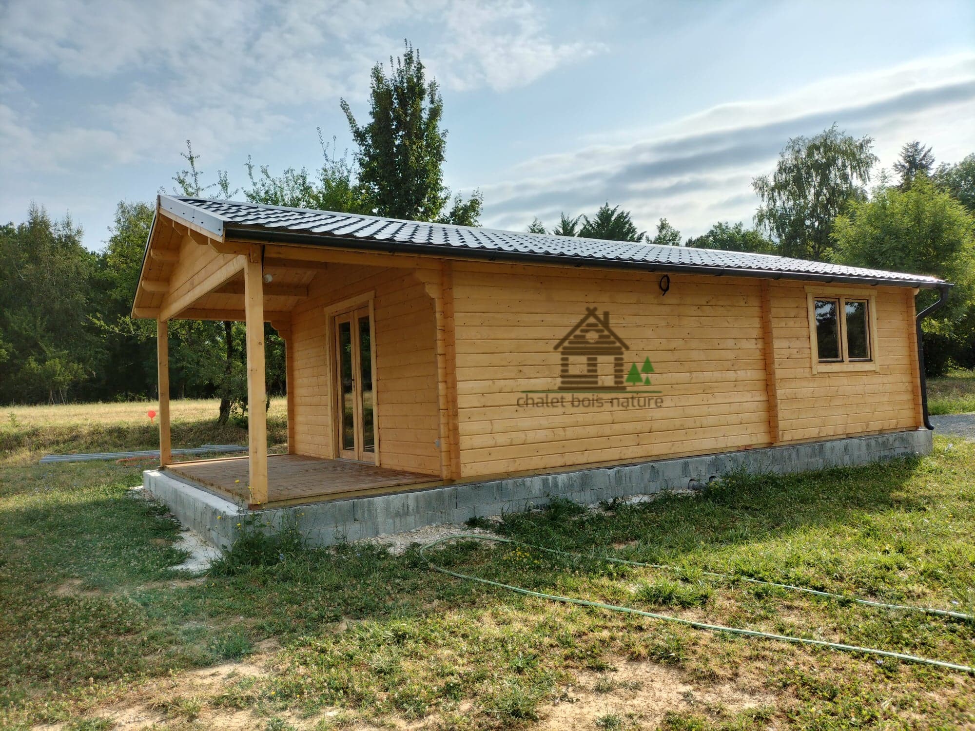 N Chalet Bois/Chalet « Liorac » réalisé sur mesure de 49m² avec sa terrasse couverte de 8.5m² fabriqué épicéa de 68mm