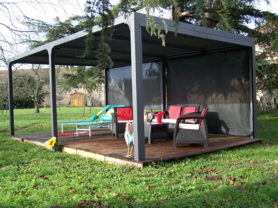 Pergola bioclimatique PER3660RBI avec 2 rideaux manuels coloris gris pour côté de 5,98 m en Aluminium gris anthracite de 21.5m²